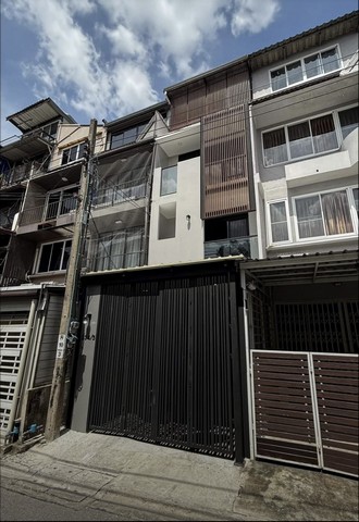 ขายทาวน์โฮม 4 ชั้น Hajime Townhome สุขุมวิท 65 เนื้อที่ 18 ตร.วา สไตล์ Modern ใกล้ BTS เอกมัย