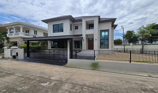 ลดาวัลย์ เลคโคโลเนียล  บ้านหรูแปลงมุม ทำเลทองติดถนนกาญจนาภิเษก