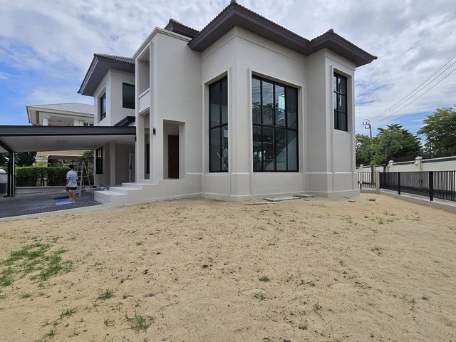 ลดาวัลย์ เลคโคโลเนียล  บ้านหรูแปลงมุม ทำเลทองติดถนนกาญจนาภิเษก