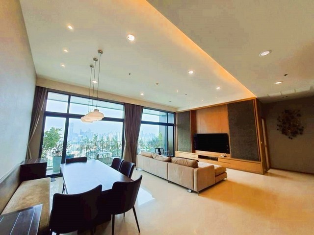 ขายเพนต์เฮาส์สุดหรู ชั้นบนสุด วิวเมืองสวยใจกลางสาทร  คอนโด Parco นางลิ้นจี่ราคาเพียง 49 ล้านบาท (รวมค่าโอน)ขายพร้อมผู้เช่า สร้างรายได้ค่าเช่า 130,000 บาท/เดือน ถึง ก.พ. 2569คุ้มทั้งอยู่เองและลงทุน! ที่ตั้ง: คอนโด Parco ถนนนางลิ้นจี่ แขวงทุ่งมหาเมฆ เขตสาทร กรุงเทพฯ พื้นที่ใช้สอย: 228 ตร.ม. + ที่จอดรถส่วนตัว 3 คัน (รวมพื้นที่ประมาณ 260 ตร.ม.) ชั้น: 27 (เพนต์เฮาส์ชั้นบนสุด) วิว: มุมสูง เปิดมุ