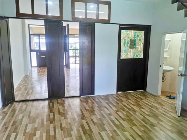 BTS ปากน้ำ 998ม.ใจกลางตลาด 6 นอน.ให้เช่าอาคารพาณิชย์ 2 คูหา 3 ชั้นวิวแม่น้ำเจ้าพระยา  42ตร.วา.493 ตร.ม.  6 น้ำ ต่อรองได้ พร้อมที่จอดรถ ร