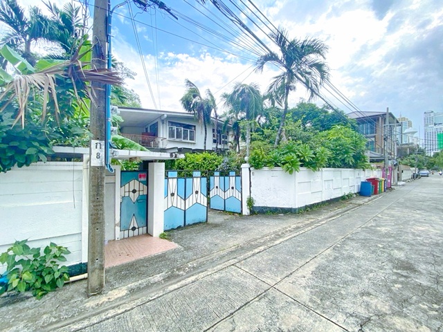 ทองหล่อ13-23 800ม. BTS ทองหล่อ 1.4กม. ให้เช่าที่ดิน พร้อมบ้านเดี่ยว 2ชั้น 4น้ำ 155ตร.ว. 300ตร.ม. 4 นอน BTS พร้อมพงษ์ 1.05กม.  