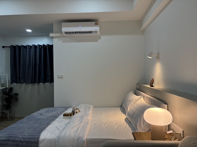 ขายคอนโด เชียงใหม่คอนโด @นิมมาน ซอย 11 – Studio ชั้น 4 ทำเลทองใจกลางนิมมาน ทำเลดีที่สุด บนถนนนิมมานเหมินทร์ ซอย 11 — ใจกลางย่านฮิป ใกล้ร้านกาแฟ คาเฟ่ดัง ห้าง MAYA และมหาวิทยาลัยเชียงใหม่เหมาะทั้งซื้ออยู่อาศัยเอง ปล่อยเช่า หรือทำ Airbnb ได้สบาย รายละเอียดห้องประเภท: สตูดิโอ (Studio)ชั้น: 4พื้นที่ใช้สอย: ประมาณ 26 ตร.ม.สภาพ: พร้อมอยู่ ตกแต่งครบวิว: เมืองและนิมมาน ราคาเพียง 1.29 ล้านบาทฟ