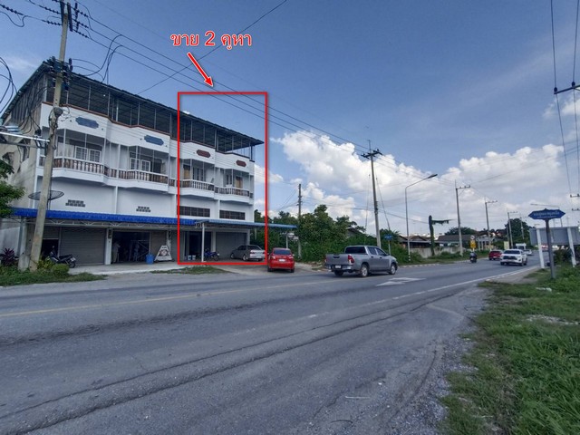 ติดต่อ 064-273-8621 / Line : @direxlandขายอาคารพาณิชย์ 3 ชั้นครึ่ง 2 คูหา ทะลุถึงกันได้ ติดถนน ถนนอู่ทอง-ตลุงเหนือ อ.อู่ทอง จ.สุพรรณบุรีเนื้อที่ 31 ตารางวารายละเอียด2 ห้องนอนชั้นดาดฟ้า มีห้องพระ 1 ห้อง3 ห้องน้ำ (อยู่ชั้น 1 และ ชั้น 2)1 ห้องครัว (อยู่ชั้น 1)สภาพดี อยู่อาศัยได้ทันทีทำเลดี เหมาะสำหรับ-ประกอบกิจการค้าขาย-อยู่อาศัย-ลงทุนสถานที่ใกล้เคียง-หจก.ไนซ์เซ็นเตอร์ออยส์-อู่ไชยยันต์้-เป