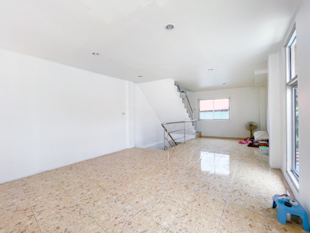 ขายตึกแถว ห้องริม 2.5 ชั้น อาคารพาณิชย์ขายถูกติดถนนบางรักษ์สมุย ตึกแถวทำเลดีมีผู้เช่า มีรายได้ทั้งปี