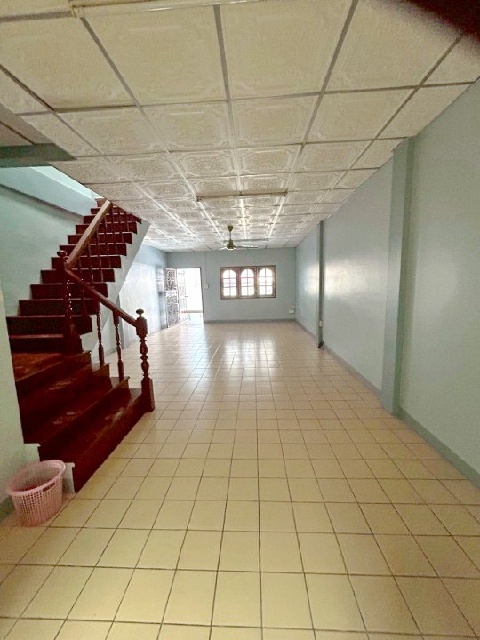 ร่มเกล้า 100 ม. ให้เช่า ทาวน์เฮาส์ 2 ชั้น 21 ตร.วา.161ตร.ม. ม.เกษมบัณฑิต รามคำแหง MRT มีนบุรี 1กม.  3นอน 2 น้ำ ตลาดมีนบุรี 1 1.6 กม