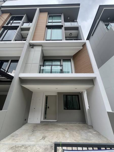 ให้เช่าทาวน์โฮม 3.5 ชั้น 220 ตรม. Premium Place พหลโยธิน-รามอินทรา หลังมุม ใกล้ Big C สะพานใหม่