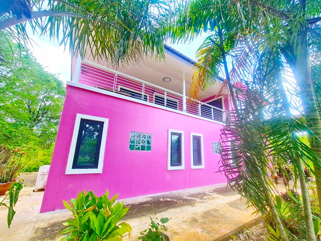 ทองสมบูรณ์คลับ 4 กม.รร.นานาชาติเซนต์สตีเฟ่นส์ 6.0 กม. 3 นอน  ให้เช่าบ้านเดี่ยว 1 ชั้นครึ่ง มีระเบียง 200 ตร.วา. 299 ตร.ม.  3 น้ำ 