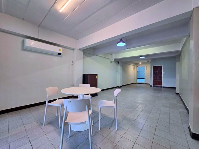 MRT รัชดาภิเษก 900 ม. ให้เช่าโกดัง พร้อมออฟฟิศ 150 ตร.วา.แยก รัชดา-สุทธิสาร 495 ตร.ม.บิ๊กซี ลาดพร้าว2  1.5 กม.