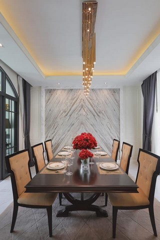 ให้เช่าทาวโฮมหรู ทำเลดี ถนนสุขุมวิท และถนนเพชรบุรี ใกล้แนวรถไฟฟ้า BTS สุขุมวิท  3ชั้น มีลิฟท์   พร้อมสระว่ายน้ำ