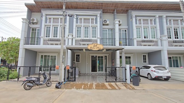 โกลเด้นทาวน์ เชียงใหม่  บ้านพร้อมลงทุน Airbnb ราคา 4.2 ล้าน ขายทาวน์โฮมตกแต่งครบ พร้อมปล่อยเช่า Airbnb ได้ทันทีพบกับทาวน์โฮมหรู 4 ห้องนอน พร้อมเฟอร์นิเจอร์ครบ ในโครงการยอดนิยม โกลเด้นทาวน์ เชียงใหม่ – กาดรวมโชคเหมาะทั้งสำหรับอยู่อาศัยและการลงทุนปล่อยเช่า ไม่ว่าจะเป็นบ้านพักตากอากาศ หรือธุรกิจ Airbnb พร้อมสร้างรายได้ตั้งแต่วันแรก  ราคาขายเพียง 4,200,000 บาท จุดเด่นของทรั