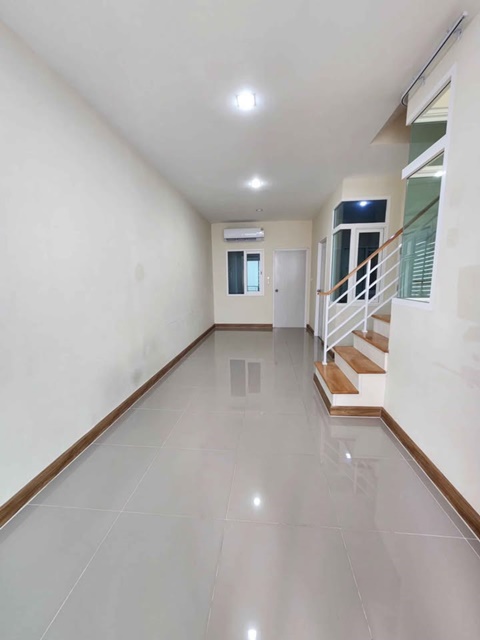 สนามบินสุวรรณภูมิ  6.9 กม. ทาวน์โฮม 2 ชั้น  เฉลิมพระเกียรติ ร. 9 ซอย 30  ประเวศ 19 ตร.วา 3นอน 2น้ำ  99ตรม. สวนหลวง ร. ๙  4 กม.