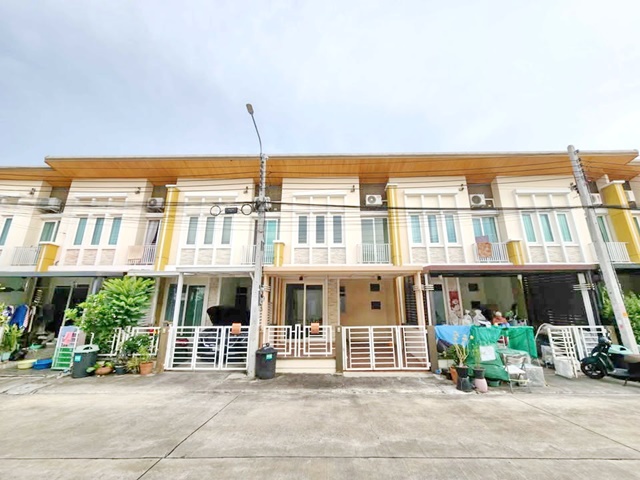 เฉลิมพระเกียรติ ร. 9 ซอย 30  ประเวศ สนามบินสุวรรณภูมิ  6.9 กม.  ทาวน์โฮม 2 ชั้น  18 ตร.วา 3นอน 2น้ำ  98ตรม. สวนหลวง ร. ๙  4 กม. 