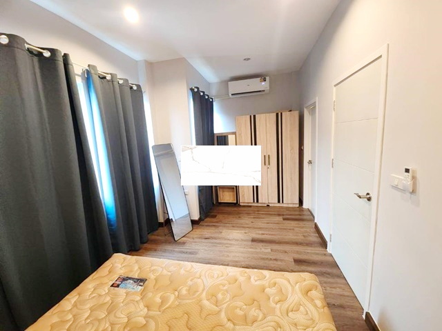 สุขสวัสดิ์-พุทธบูชา36-42  พระจอมเกล้าธนบุรี 2 กม. ให้เช่าบ้าน ทาวน์โฮม 2 ชั้น  3นอน พร้อมอยู่ ตกแต่งเสร็จ โรงเรียนรุ่งอรุณ 18ตรว. 140ตรม.