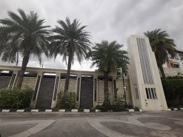 ขาย ทาวน์เฮ้าส์ พระราม 3, ยานนาวา, สาธุประดิษฐ์Baan Klang Krung Rama 3 (บ้านกลางกรุง พระราม 3) ทาวน์เฮ้าส์ขายพร้อมผู้เช่า พระราม 3เนื้อที่ 20 ตร.ว.ปัจจุบันมีผู้เช่าเดือนละ 45,000 บาท เช่า 2 ปี เริ่มสัญญาเช่า มกราคม 2568ทำเล : พระราม 3, ยานนาวา, สาธุประดิษฐ์ใกล้ทางด่วน, เซ็นทรัล, The up, Lotus พระราม 3, วงแหวนอุตสาหกรรมบ้านมือ 1, เหมาะสำหรับทำออฟฟิศ, ขายพร้อมผู้เช่า, Income (4% ขึ้นไป )มีเครื่องใช้ไฟฟ้า ทีวี เค