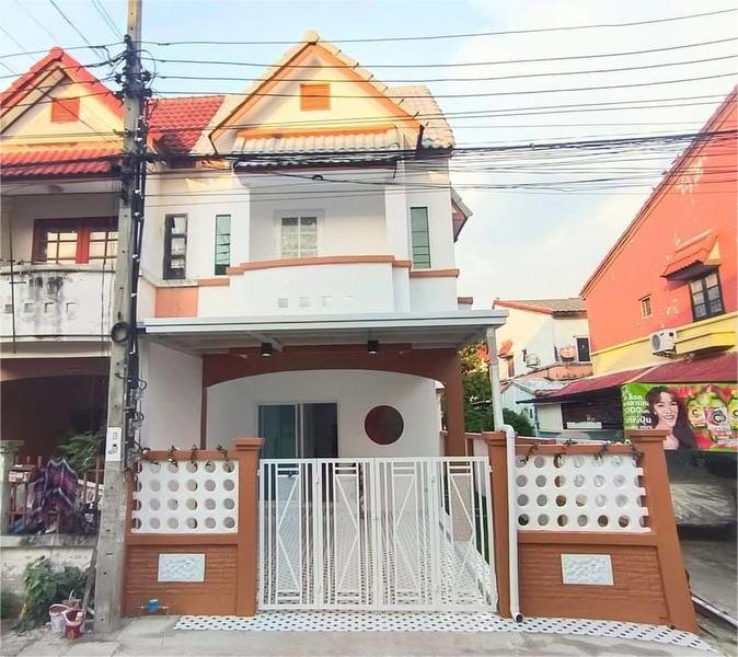 ##ขายทาวน์เฮ้าส์ 2 ชั้น หลังมุม มบ.สวีทโฮมปาร์ค ติดตลาดบัวทองเคหะ นนทบุรีโซน : บางบัวทอง  นนทบุรีที่ตั้ง :  100/559 มบ.สวีทโฮมปาร์ค ต.บางบัวทอง  อ.บางบัวทอง  จ.นนทบุรี  11110ลักษณะโดยทั่วไป- ทาวน์เฮ้าส์ 2 ชั้น หลังมุม  ตกแต่งเรียบร้อย พร้อมอยู่ ติดลาดบัวทองเคหะ- 3 ห้องนอน, 1 ห้องโถง,  2 ห้องน้ำ,  1 ห้องครัว, - เนื้อที่  22 ตรว.  พื้นที่ใช้สอย 88 ตรม.- รีโนเวทใหม่ทั้งหลัง ปูพื้นใหม่ทั้งหลัง ท