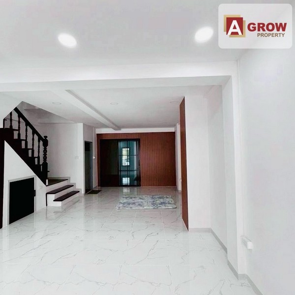 หมู่บ้านสวีทโฮม ถนนบางกรวย-ไทรน้อย ถนนเมน บ้านสวยรีโนเวทใหม่ทั้งหลัง พร้อมอยู่