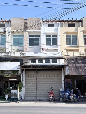 ขายตึกพาณิชย์ 2 ชั้นครึ่ง แม่โจ้ เชียงใหม่ ทำเลดี ราคาน่าลงทุน! ราคาเพียง 2.69 ล้านบาท แม่โจ้ อ.สันทราย จ.เชียงใหม่ ค่าโอนคนละครึ่ง เนื้อที่ดิน: 19 ตร.ว. พื้นที่ใช้สอย: 148.5 ตร.ม. 2 ห้องนอน 2 ห้องน้ำ มีที่จอดรถ โครงสร้างแข็งแรง พร้อมเข้าอยู่ เหมาะสำหรับเปิดร้าน, โฮมออฟฟิศ, หรือปล่อยเช่า ใกล้ ม.แม่โจ้, ตลาด, ร้านสะดวกซื้อ และสิ่งอำนวยความสะดวกครบ จุดเด่นทำเลใกล้มหาวิทยาลัย