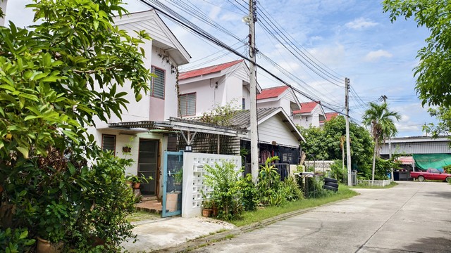 ขายบ้านเอื้ออาทร สันกำแพง เชียงใหม่ – หลังตลาดในหมู่บ้านทำเลดี เดินออกจากบ้านถึงตลาดได้ในไม่กี่ก้าว ใกล้ร้านค้า ร้านอาหาร และเซเว่น เดินทางเข้าเมืองเพียง 20 นาที เหมาะสำหรับอยู่อาศัยเองหรือปล่อยเช่า ทำเลเด่นติดด้านหลังตลาดในหมู่บ้านใกล้โรงเรียน / ตลาดสันกำแพง / โลตัส / 7-Elevenมีรถโดยสารผ่าน เดินทางสะดวก รายละเอียดบ้านขนาดที่ดิน 21 ตร.ว.พื้นที่ใช้สอยประมาณ 60 