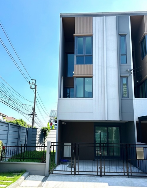 รถไฟฟ้าสายสีเขียว BTSคปอ. 700ม. เฟอร์ตรงปก! พหลโยธิน วิภาวดี ให้เช่า ทาวน์โฮม 3 ชั้น หลังริม 7-11 300 เมตร 3นอน 3น้ำ 