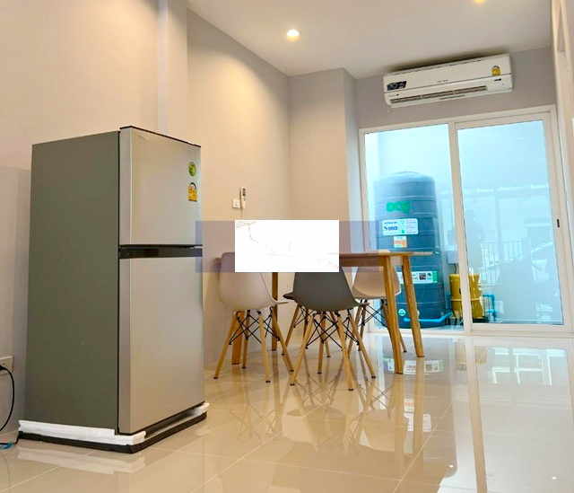 พระจอมเกล้าธนบุรี 2 กม.สุขสวัสดิ์-พุทธบูชา36-42 ให้เช่าบ้าน ทาวน์โฮม 2 ชั้น  3นอน พร้อมอยู่ ตกแต่งเสร็จ โรงเรียนรุ่งอรุณ 18ตรว. 140ตรม.  