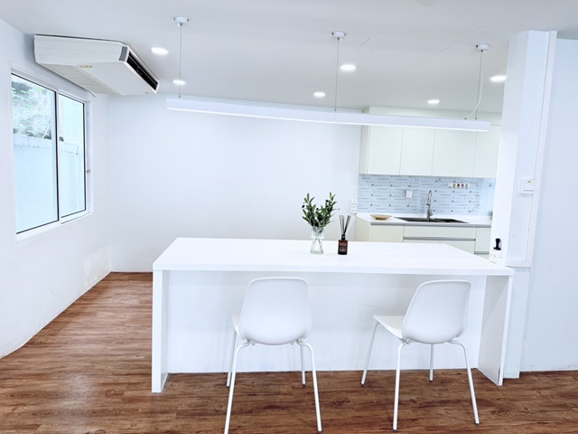 ให้เช่า 2 ชั้น3นอน 2น้ำ แอร์ 5 ตัว ม.เกษตรศาสตร์ 260 ม.คฤหาสน์ บ้าน พร้อมเฟอร์นิเจอร์ จอดรถได้ 4 คัน ถ.งามวงศ์วาน43-49 เพียง 115 เมตร