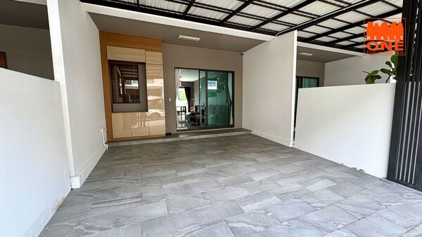 บ้านเลียบทางด่วน เอกมัย รามอินทรา Landmark เอกมัย-รามอินทรา Modern Luxury Townhome ตกแต่งอย่างดี พร้อมอยู่