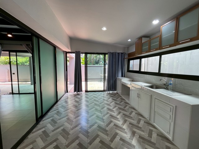 ให้เช่าบ้านเดี่ยว หมู่บ้าน ต.รวมโชค ซอยโชคชัย4 ซอย 56 บ้านสไตล์โมเดิร์น เนื้อที่ 65 ตารางวา ใกล้แหล่งของกิน