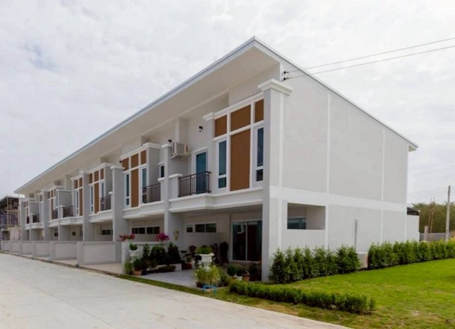 ขายและให้เช่าทาวน์โฮม 2 ชั้น สไตล์อังกฤษ โครงการกุลธนา2 เฟส 8, 9, 10 โซนหนองกะขะพานทอง – ชลบุรีใกล้ตลาด D-Market เดินทางสะดวก บรรยากาศดี