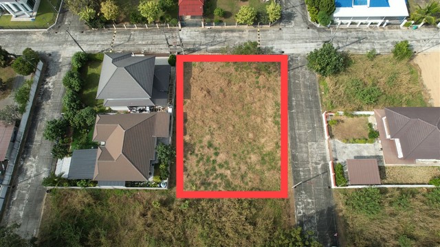 ขายที่ดินหางดง เชียงใหม่ ใกล้กาดฝรั่ง โรงเรียนนานาชาติ แปลงสวย ขนาด 199 ตร.วา ติดถนนสองด้าน เหมาะสร้างบ้านพักอาศัย หรือบ้านสำหรับครอบครัว ที่ต้องการความสงบ เป็นส่วนตัว แต่ยังเดินทางสะดวก ใกล้เมือง  ที่ตั้ง: หมู่บ้านรอยัลวิว ตำบลบ้านแหวน อำเภอหางดง จังหวัดเชียงใหม่– ห่างจาก กาดฝรั่ง เพียง 5 นาที– ใกล้ Villa Market, ร้านอาหาร คาเฟ่ ธนาคาร และสิ่งอำนวยความสะดวก– รายล้