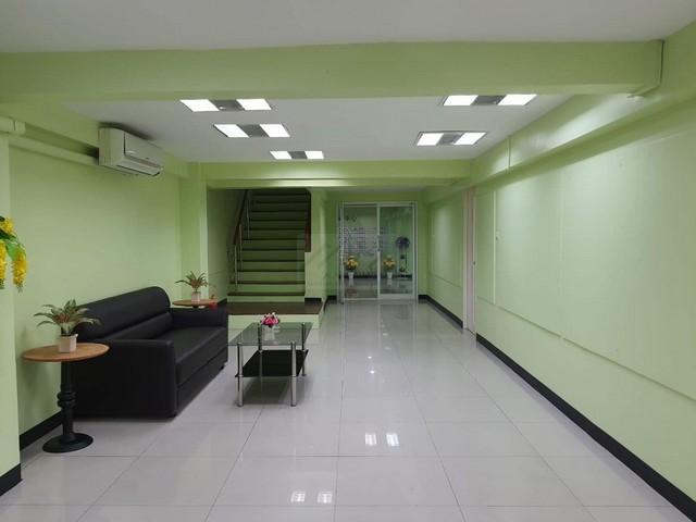 ให้เช่าอาคารพาณิชย์ 5 ชั้น 1,080 ตรม. มีชั้นดาดฟ้า มีลิฟท์ ซ.รัชดาภิเษก22 ใกล้ MRT รัชดาภิเษก