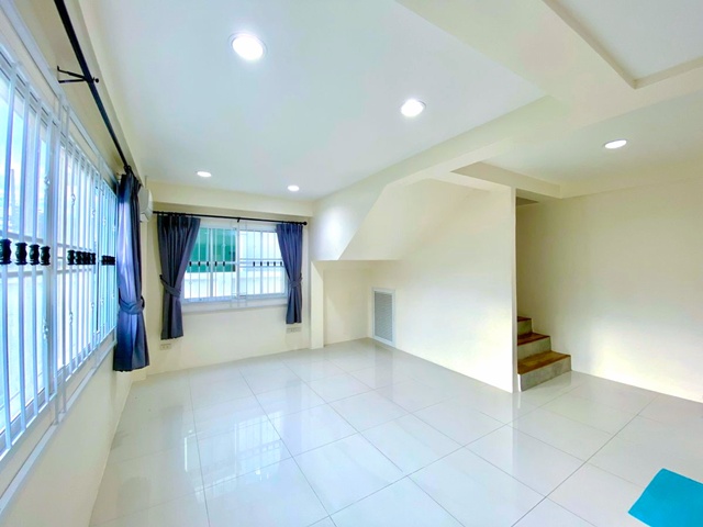 ทำเลดี 2-3นอน 2 น้ำ ให้เช่าบ้านเดี่ยว 2 ชั้น  30 ตร.วา. 120 ตร.ม.บ้านสวย รร.นานาชาติ ตลาดถนอมมิตร 2.3 กม. MRT รามอินทรา กม.4  600 ม.