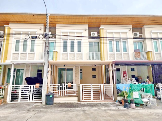 ทาวน์โฮม 2 ชั้น ประเวศ 19 ตร.วา  เฉลิมพระเกียรติ ร. 9 ซอย 30 สนามบินสุวรรณภูมิ  6.9 กม. 3นอน 2น้ำ  99ตรม. สวนหลวง ร. ๙  4 กม. 