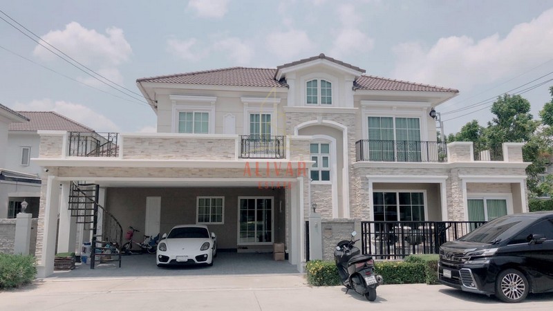 RH080825 ให้เช่า บ้านเดี่ยว 2 ชั้น โครงการ Grandio Ladprao-Kaset Nawaminราคาเช่า 130,000 บาท/เดือน สัญญาขั้นต่ำ 1 ปีขึ้นไป (ประกัน 2 เดือน ล่วงหน้า 1 เดือน)ราคาขาย 15.9 ล้านบาท ค่าใช้จ่ายในการโอน 50/50 ขนาดที่ดิน 60 ตารางวา / พื้นที่ใช้สอย 264 ตารางเมตร- 3 ห้องนอน / 4 ห้องน้ำ / 2 ห้องนั่งเล่น- 2 ห้องอเนกประสงค์ (ปัจจุบันทำเป็นห้องเลี้ยงแมว กับ ห้องออกกกำลังกาย)- 1 ห้องเก็บของ / 1 ห้องครัวฝรั่ง / 1 ห้องครัวไทย- 1 ห้องซัก