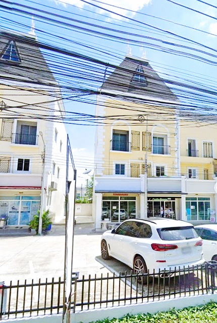 MRTบางชัน 2.6กม.ให้เช่าทาวน์โฮม 3 ชั้น 18 ตร.วา. 220 ตร.ม. พระยาสุเรนทร์ ติดถนน เหมาะกับโฮมออฟฟิศ โชว์รูม 