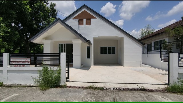 ขายบ้านเดี่ยวชั้นเดียว สไตล์มินิมอล ใกล้เมืองเชียงใหม่ ทำเลท่าวังตาล หางดงราคาเพียง 2.59 ล้านบาท! พร้อมเข้าอยู่บ้านใหม่ สไตล์มินิมอลเรียบหรู บนทำเลศักยภาพ โซนท่าวังตาล-สันผักหวาน หางดง เดินทางเข้าเมืองง่าย ใกล้แหล่งกิน-ช้อป-เที่ยว ใช้ชีวิตสะดวกสบายทุกวัน ทำเลใกล้สถานที่สำคัญสตาร์อเวนิว 5 เพียง 5 นาทีเซเว่น, บิ๊กซีแม่เหียะพืชสวนโลกเซ็นทรัลแอร์พอร์ต เชีย