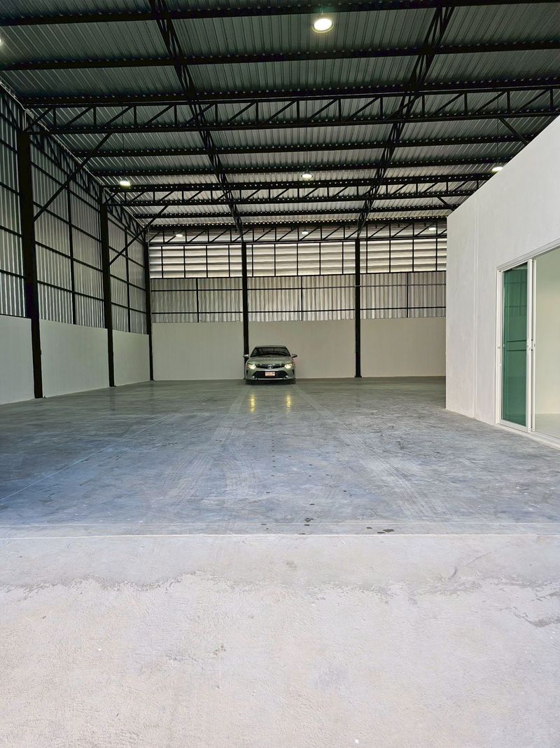 ให้เช่าโกดังอ่อนนุช 61ที่ดิน 100 วา 300ตรม.สำนักงาน 1 ห้อง ห้องน้ำ 2 ห้อง ระบบไฟ 3 เฟส ความสูงโกดัง 7.5 เมตร รถ6ล้อใหญ่เข้าสบาย