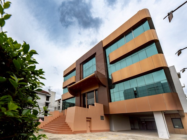 ให้เช่าอาคาร 5 ชั้น 1500 ตรม. สวยที่สุดใน ทาวน์อินทาวน์ ติดเลียบด่วน ตกแต่งใหม่ สวยงาม โอ่อ่า พร้อมใช้งาน จอดรถกว่า 20 คัน 