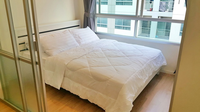 [เจ้าของขายเองด่วน] ขายพร้อมผู้เช่า คอนโดลุมพินี วิลล์ อ่อนนุช-พัฒนาการ ซอย อ่อนนุช 55-1- ขนาดห้อง 22.5 ตรม. ชั้น 5- อาคาร B1 เป็นตึกที่ 2 ถัดจากตึก A อยู่ใกล้ 7-11- ระเบียงทิศเหนือ ลมดีไม่ร้อน- ขายพร้อมผู้เช่า ได้ค่าเช่าทันที- ขายลดราคา!! 1,180,000 บาทเฟอร์: แอร์ 2 ตัว, ตู้เย็น, น้ำอุ่น, เตียงพร้อมฟูกนอน, โต๊ะกลางส่วนกลาง: สระน้ำ, สวน, ฟิตเนส, ห้องนั่งเล่นอ่านหนังสือ, CCTV*************************************ติดต่