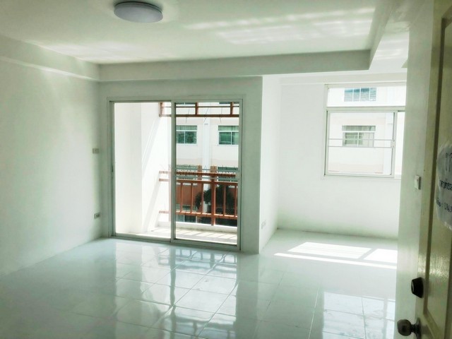 ขายถูกด่วน คชาปุรีคอนโด ราชพฤกษ์-ตลิ่งชัน พึ่งรีโนเวท สภาพสวยมากผ่อนถูกกว่าเช่า ติดถนนราชพฤกษ์ สวนผัก ใกล้สำนักงานขนส่ง 2 (ตลิ่งชัน)รายละเอียด- พื้นที่ใช้สอย 32.67 ตรม.- ชั้น 4 อาคาร B- ห้องพึ่งปรับปรุงใหม่เอี่ยม- ขายเพียง 880,000 บาท- เดินทางสะดวกเข้าออกได้ทั้งถนนราชพฤกษ์-สวนผัก ถนนชัยพฤกษ์ ถนนบรมราชชนนีสิ่งอำนวยความสะดวก: รปภ, ลานจอดรถ, เข้าออกระบบคีย์การ์ด, กล้องวง