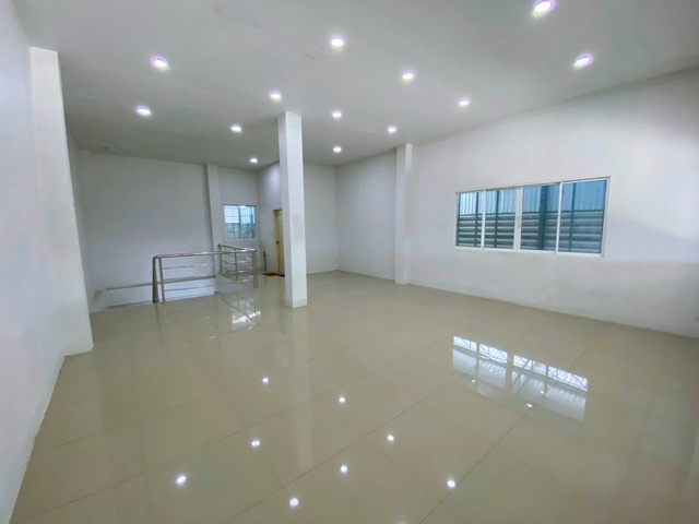 สนามกอล์ฟเอกชัย  เซ็นทรัล มหาชัย ตลาดบางน้ำจืด 1.7 กม. ถ.พระราม2 เศรษฐกิจ ให้เช่าโกดัง พร้อมออฟฟิศ 2 ชั้น  480 ตร.ม.