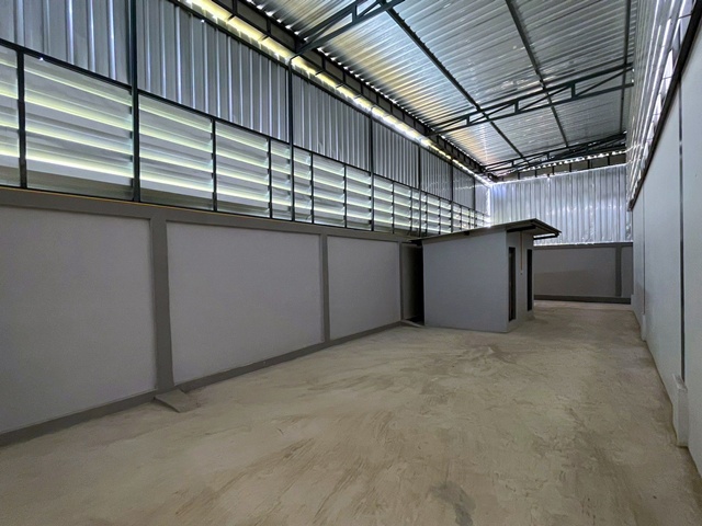 รถเทรลเลอร์ รถใหญ่ เข้า-ออกสะดวก ตลาดแครายพลาซ่า 900 ม.ให้เช่าโกดัง พร้อมออฟฟิศ 2 ชั้น  2 ออฟฟิศ 3 น้ำ  900ตร.ม.