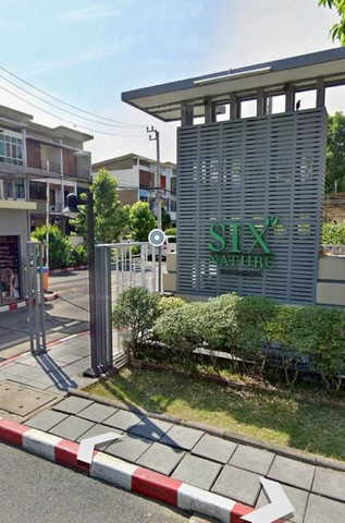 LV53234 ให้เช่าทาวน์โฮม 3 ชั้นหลังริม หมู่บ้านซิกเนเจอร์วัชรพล ติดเพลินนารี่ มอลล์ ทำเลที่ตั้งสะดวก เดินทางใกล้ไกลก็สบายราคาเช่า : Option1 : ไม่รวมเฟอร์นิเจอร์ 20,000 บาท/เดือน / Option2 : รวมเฟอร์นิเจอร์ 25,000 บาท/เดือน (ชุดห้องรับแขก, ห้องนอน 2 ห้อง) สัญญาขั้นต่ำ 1 ปี (มัดจำ 2 ด.+ล่วงหน้า 1 ด.+ค่าส่วนกลาง 14,880฿/ปี)ที่ตั้ง :  ถนนวัชรพล เขตบางเขน กรุงเทพฯชื่อโครงการ : ซิกเนเจอร์ วัชรพล / SIXNATURE WATCHARAPOLราย