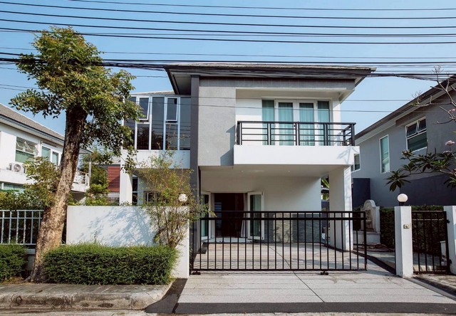 LV53232 บ้านเดี่ยว อารียา เมทโทร เกษตร-นวมินทร์ Areeya Metro Kaset-Nawaminราคาขาย : 12,000,000 บาท (ค่าโอน ภาษี 50/50)ที่ตั้ง : ถนนลาดปลาเค้า แขวงจรเข้บัว เขตลาดพร้าว กทม.ชื่อโครงการ : อารียา เมทโทร เกษตร-นวมินทร์ Areeya Metro Kaset-Nawaminรายละเอียด :- เนื้อที่ 65 ตารางวา (260 ตารางเมตร)- บ้าน 2 ชั้น- 3 ห้องนอน- 4 ห้องน้ำ- 1 ห้องแม่บ้าน ห้องน้ำ- ห้องครัว- ห้องนั่งเล่น- ที่จอดรถ- สวน- เฟอร์นิเจอร์ครบตกแต่งพร้อมเข้าอยู่สิ่งอำนว