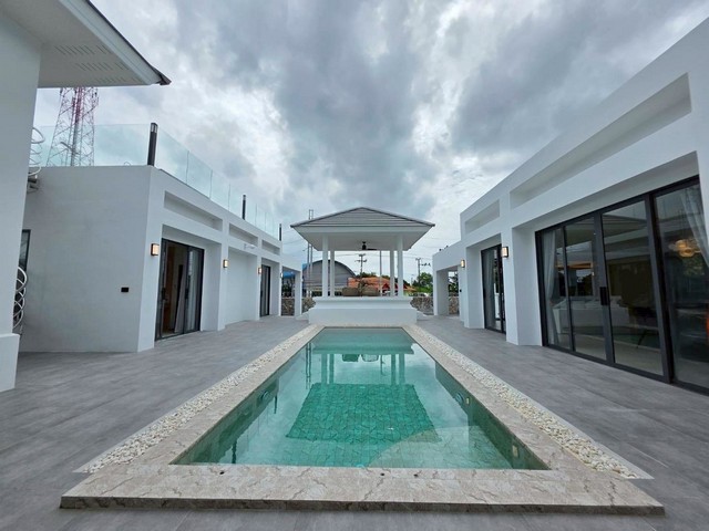 LV53231 ขาย บ้านพาราไดซ์ - Paradise House ใกล้เมืองพัทยา หาดจอมเทียน และจุดเชื่อมต่อเศรษฐกิจ EEC พร้อม สระว่ายน้ำส่วนตัว เติมเต็มทุกช่วงเวลาพักผ่อนราคาขาย : 24,900,000 บาทที่ตั้ง : ตำบลหนองปรือ อำเภอบางละมุง จังหวัดชลบุรีชื่อโครงการ : บ้านพาราไดซ์ - Paradise Houseรายละเอียด :- พื้นที่ 190 ตารางวา  /  760 ตารางเมตร- พื้นที่ใช้สอย 137.50  ตารางวา  /  550 ตารางวา - สระน้ำ 34 ตารางเมตร ขนาด 4*8.5 - ห้องนอน 5 ห้อง พร้อมห้อง