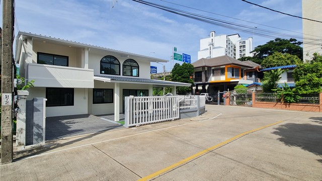 บ้านเดี่ยวทำเลดี ที่คนตามหากันมากที่สุด ม.ประชานิเวศน์3 งามวงศ์วาน 23  เนื้อที่ 67  ตร.ว.  4 ห้องนอน  2 ห้องน้ำ  1 ที่จอดรถเลขที่บ้านมงคล เลขที่ 9เป็นบ้านที่อยู่แล้วสบาย มีความสุข มีโอกาสได้โชคลาภก้อนใหญ่ ชีวิตจะราบรื่น ทำอะไรก็จะประสบความสำเร็จ มีชื่อเสียง เงินทอง บารมี เหมาะกับทุกอาชีพสุดยอดทำเลจกลางงามวงศ์วาน ใกล้จุดขึ้นลงทางด่วน และห้าง The Mall, Lotus , พันธุ์ทิพย์ ง