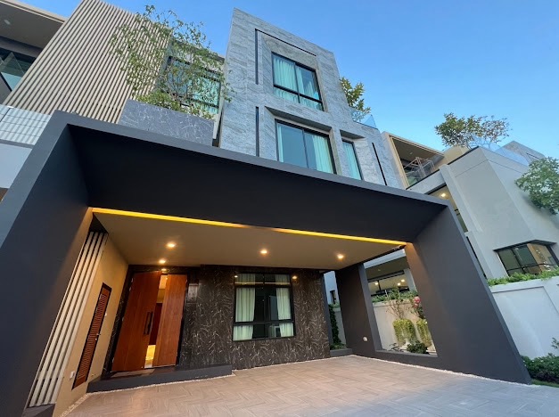 ให้เช่าบ้านหรู  3 ชั้น  ที่ดิน 105.7วา บ้าน 587 ต.ร.ม. 4 ห้องนอน 6 ห้องน้ำ 4 จอดรถ 1 ลิฟต์ ถนนอ่อนนุช17