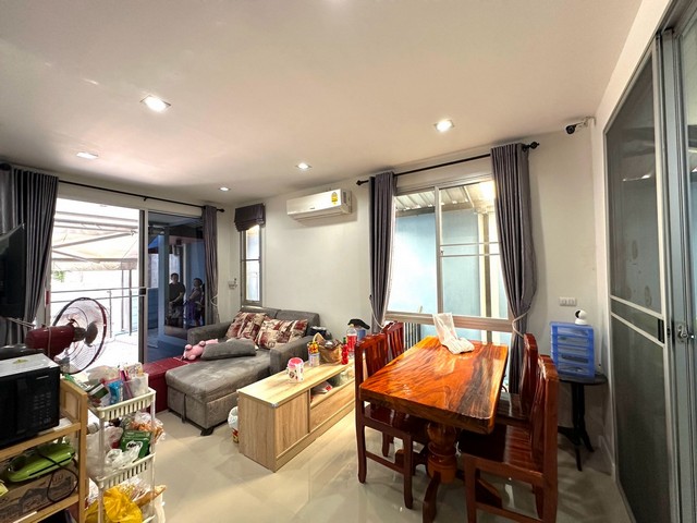 Townhome สัมมากร อเวนิว รามอินทรา-วงแหวน 3 ห้องนอน 25 ตาราง-วา 3550000 B. ใกล้กับ แฟชั่นไอส์แลนด์ เป็นส่วนตัว ใกล้แฟชั่นไอส์แลนด์