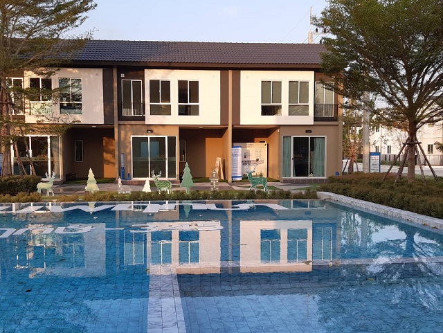 ตลาดพวงสว่าง 345 1.1 กม.โลตัส วัดไพร่ฟ้า 3.8 กม. ตลาดส.รุ่งเรือง 1.4 กให้เช่า ทาวน์เฮ้าส์ 2 ชั้น หลังมุม  21ตร.วา. ม. 170 ตร.ม