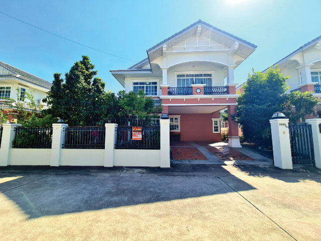 สวยเกินต้าน...บ้านในฝันของคุณอยู่ที่นี่!!บ้านในฝันของใครหลาย ๆ คน ตกแต่งพร้อมอยู่ด้วย สไตล์โคโลเนียล สุดคลาสสิค ด้วยคุณภาพเหนือระดับ เอกสิทธิ์เฉพาะคุณ เพียบพร้อมด้วยสาธารณูปโภคครบครัน  เราขอนำเสนอบ้านเดี่ยว 2 ชั้น บนพื้นที่ 81 ตารางวา ในโครงการ เดอะ โคโลเนียล ตำบลในเมือง  อำเภอเมืองนครราชสีมา  จังหวัดนครราชสีมาข้อมูลทรัพย์ http://tnyurl.au/CK8733รหัสทรัพย์: KRCK87033ด้วยทำเล 